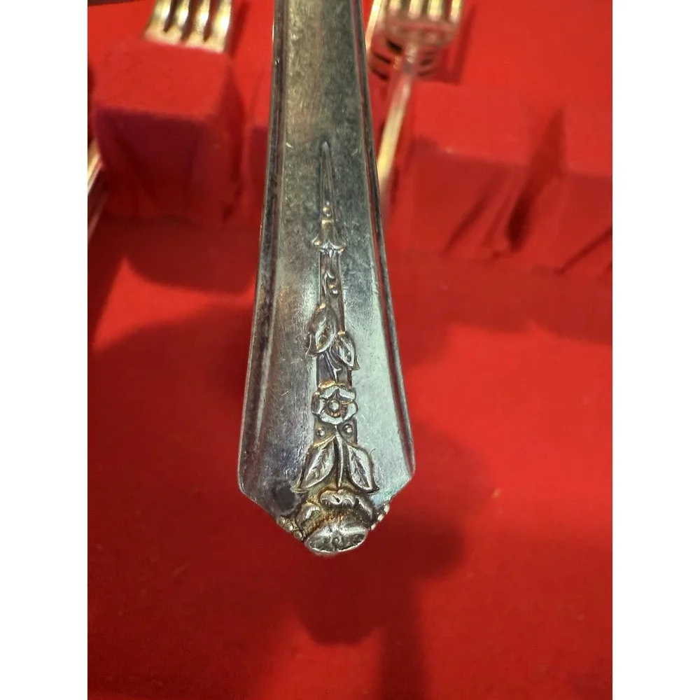 32 Pc 1847 Rogers Bros Silverplate Flatware Set w Chest Vintage IS